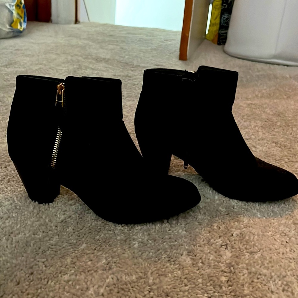 Black size 8 womans bootie